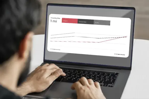 Site do setor industrial exibido em um laptop