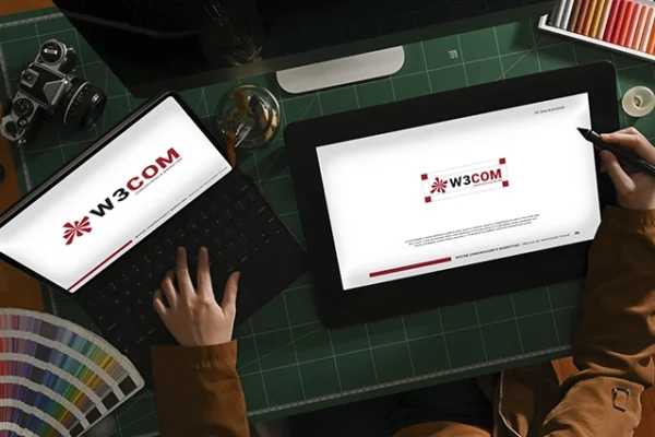Notebook e tablet mostrando a identidade visual da W3COM