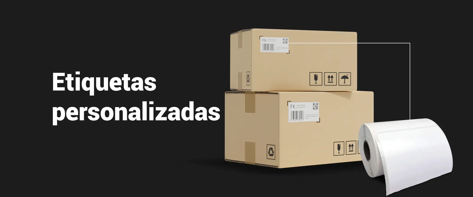w3com_site_case_etquetas_personalziadas_topo Duas caixas de papelão pardo empilhadas ao lado de um rolo de etiquetas adesivas brancas contínuas sobre fundo preto