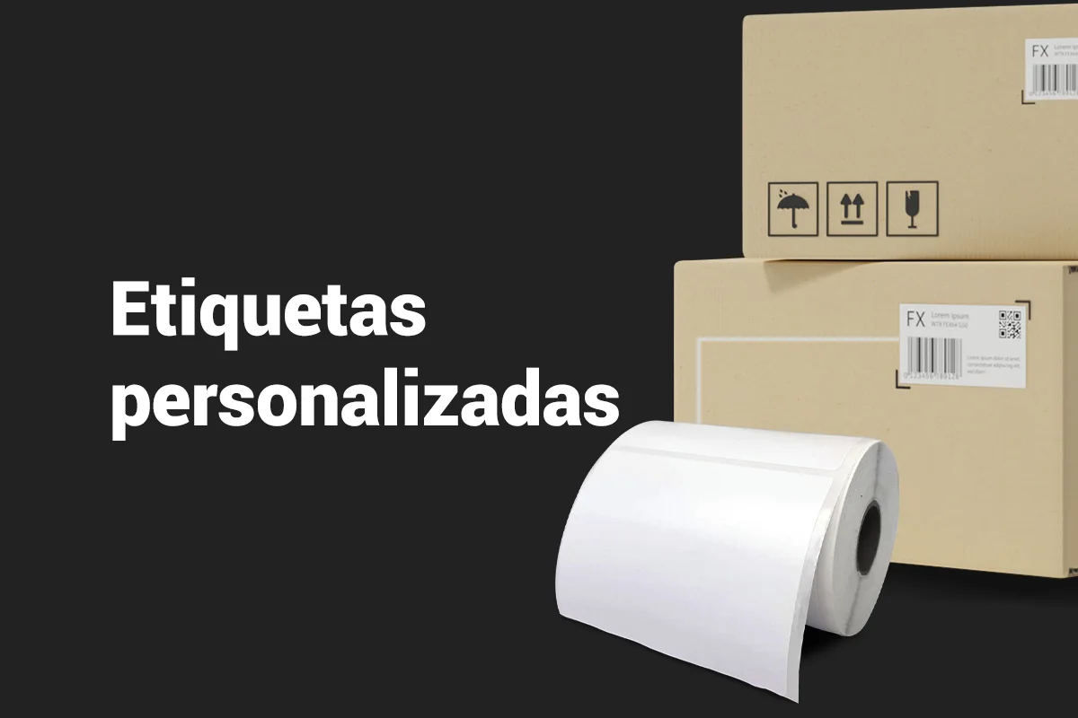 Duas caixas de papelão pardo empilhadas ao lado de um rolo de etiquetas adesivas brancas contínuas sobre fundo preto