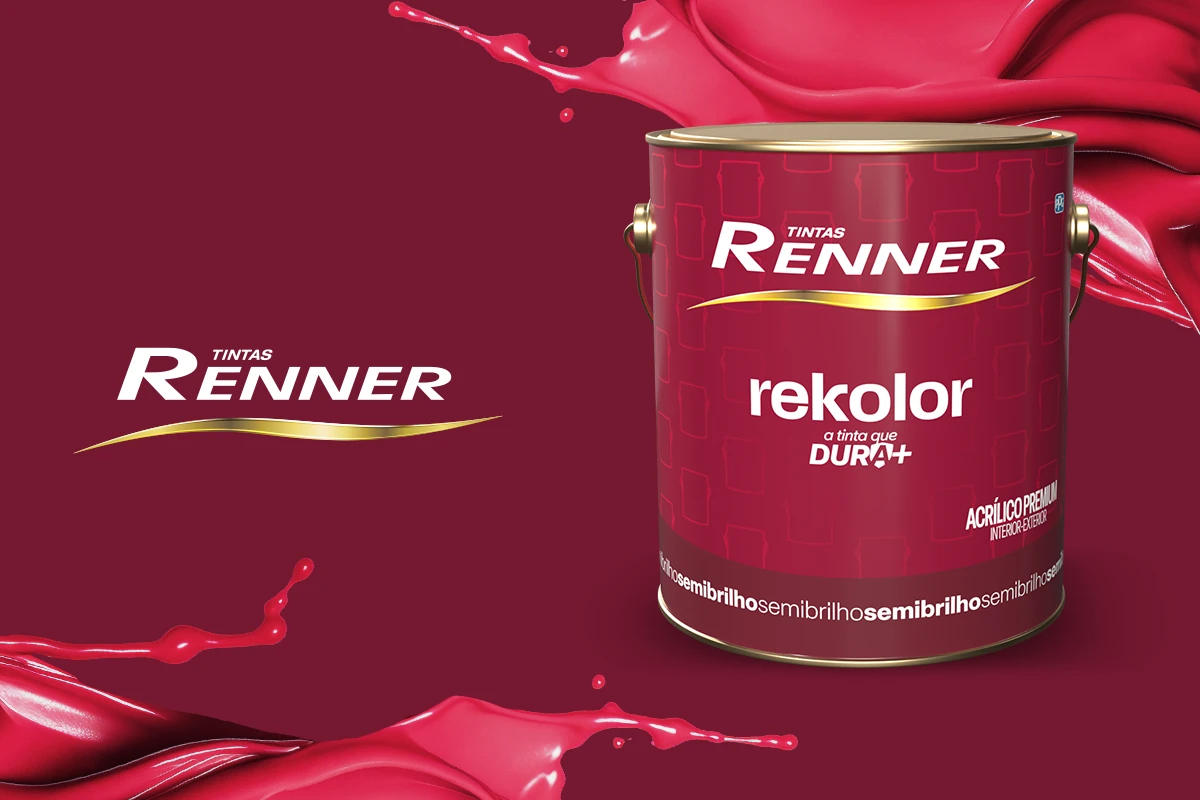 Lata de tinta Rekolor da Tintas Renner sobre fundo vermelho escuro com respingos de tinta rosa brilhante e o logotipo da marca ao lado